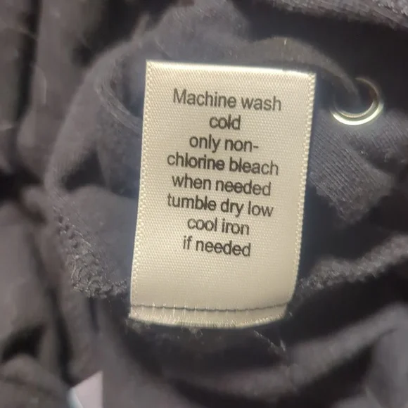 ✨5/$25✨ Kendall and Kylie geometric print crop top - Picture 6 of 7